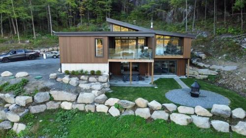 Les Pays-d'en-Haut Regional County Municipality Ski Chalet | Lakeview Mid Century Luxury Cottage