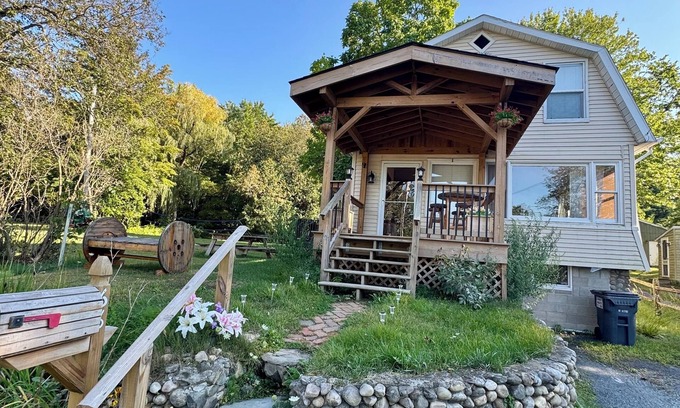 Nassau Cottage | Lakeview Oasis -sunset view, king bed, fireplace,fishing, boat cruise, kayak.