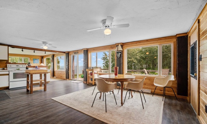 Kewaunee House | Lakeview Retreat near Green Bay, Door County