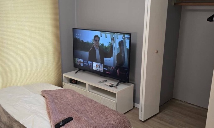 Little Canada House | Lakeview Room in St Paul. 1 Bedroom and a Shared Bathroom