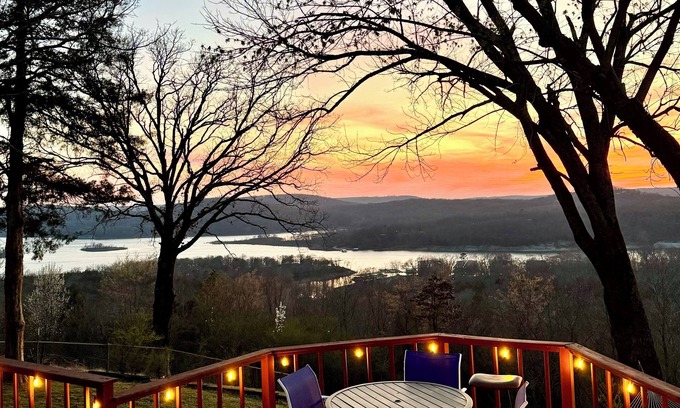 Pettit Cabin | Lakeview Sunset Oasis Retreat on Pettit Mt near Tahlequah, 4 min drive to lake