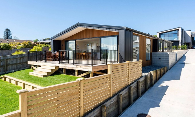 Taupo House | Lakeview Terrace - Taupo Holiday Home