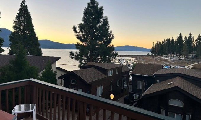 Peninsula Village Cabin | Lakeview & private boat dock