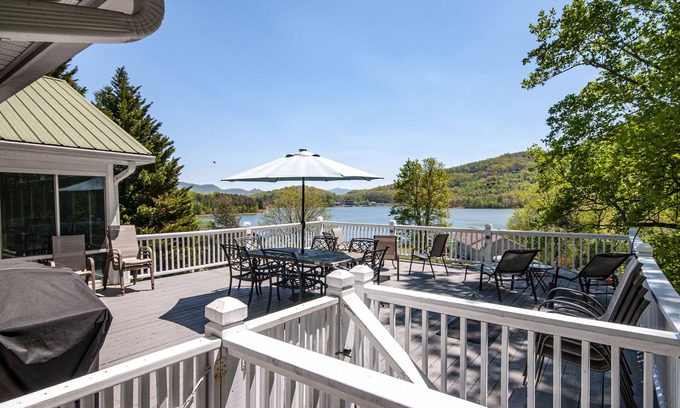Young Harris House | Lakeview Vista overlooking Lake Chatuge 4 bedrooms and hot tub/game room