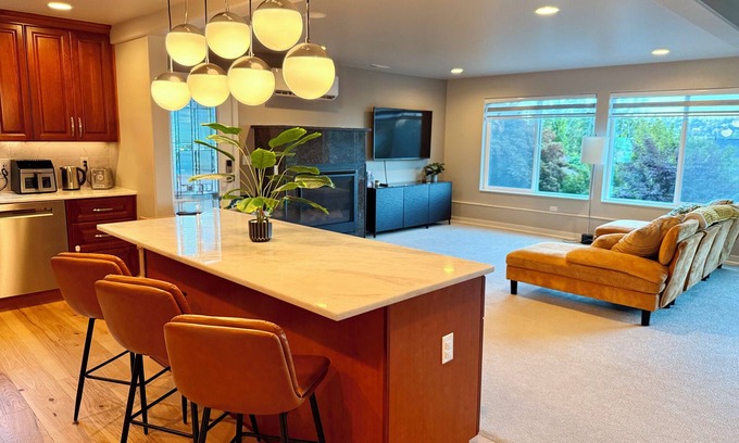 Rainier Valley House | Lakeviews! King bed Soaking Tub Bidet AC