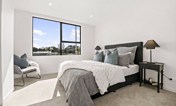 Takapuna Apartment | Lakewalk Retreat · Luxe 3BR Home near Lake & Beach
