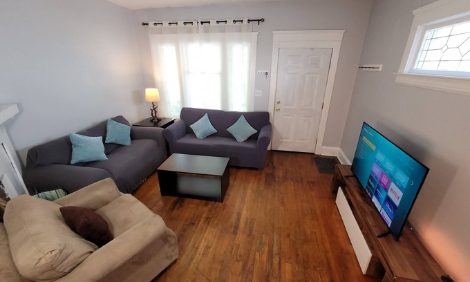 Lakewood House | Lakewood/CLE area 3 Bedrooms Sleeps 6