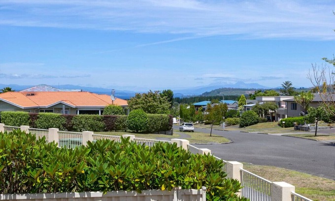 Taupo House | Lakewood Cottage - charming retreat, near town centre, with beautiful mountain views
