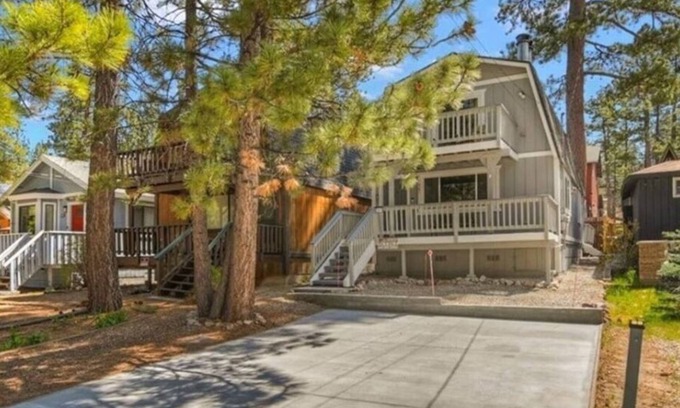 Big Bear Lake Apartment | Lakewood Den + Walk to Lake + Hot Tub