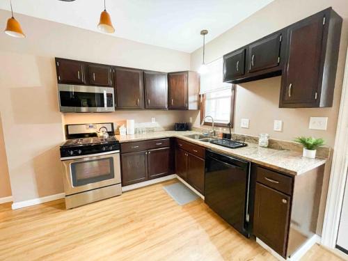 Lakewood Apartment | Lakewood Firepit Townhouse