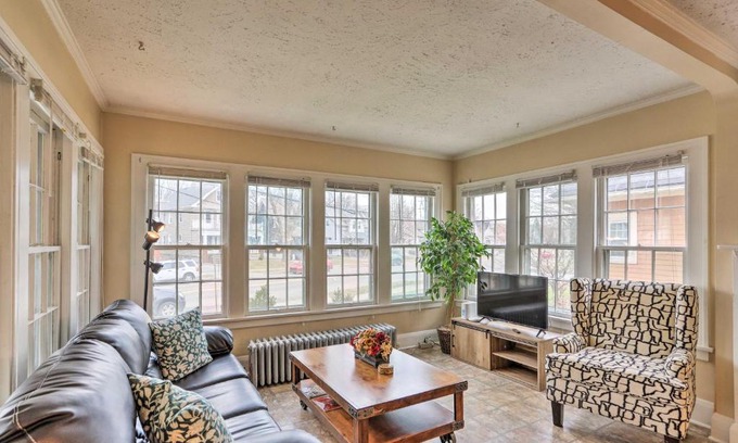Lakewood House | Lakewood Home with Yard about 8 Mi to Cleveland!