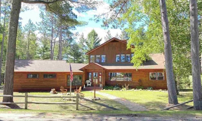 Upper Peninsula Michigan Cabin | Lakewood Lodge - Marquette Log Cabin w/Lake Views