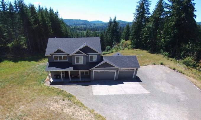 Amboy House | Lakewood Retreat: Peaceful, Relaxing, Secluded, With Hiking, Lakes, and Hot Tub!