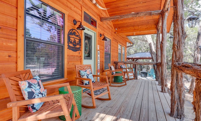 Canyon Lake Cabin | 'Lakewood Secret' Cabin ~ 4 Mi to The Lake!