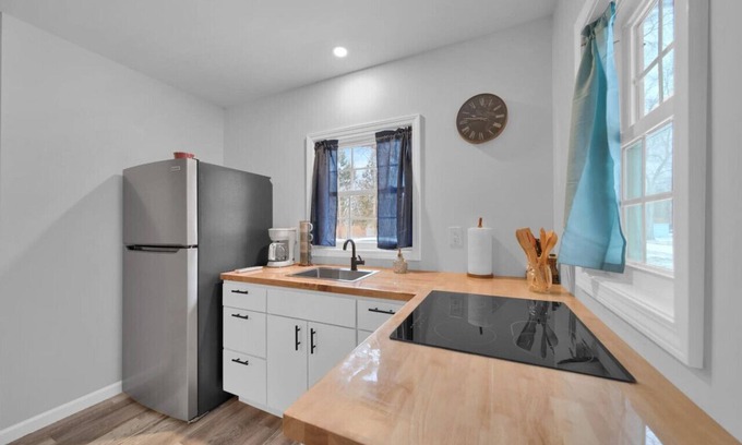 North Lakeport House | Lakewood Retreat - Hot Tub Open, Couples Getaway!