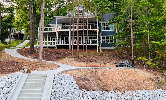 Big Creek House | Lakin' It Easy, Stunning sunrise and sunset views with 300 feet of shoreline!