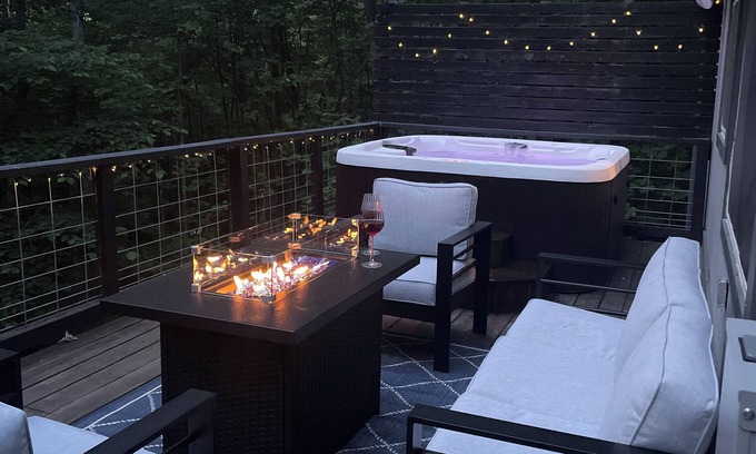 New Market Cabin | Lakota Cabin ~ mountain retreat Hot tub EV Charger