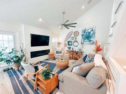 Horton Shores House | LaLa`s Beachside Getaway! 5 BR, Hammocks, Beach!