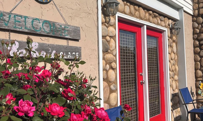 Maryville Cottage | “LaLa’s Place”Cozy, conveniently located country cottage, pets, carport,fire pit