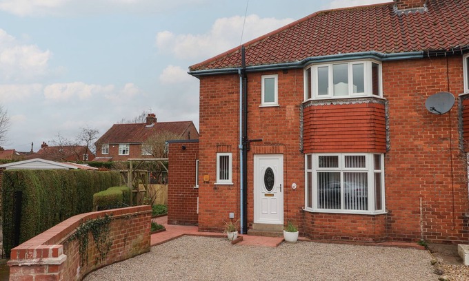 Malton Cottage | LAMBS FOLD, family friendly, with a garden in Malton