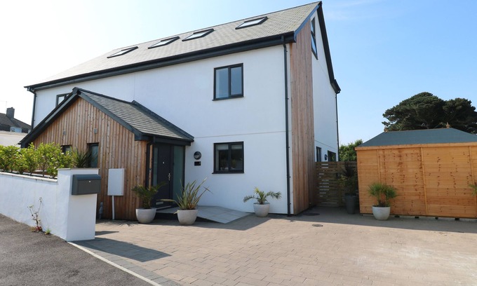 Praa Sands Cottage | LAMORNA, pet friendly, country holiday cottage in Praa Sands