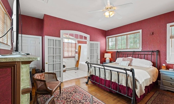 Lancaster Cottage | Lancaster Carriage House w/Fireplace & Jacuzzi