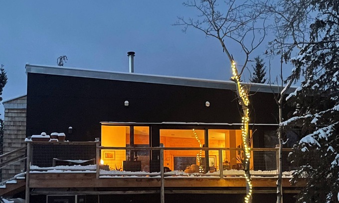 Whitehorse House | Land Haus by the Yukon River, Escape to Serenity: