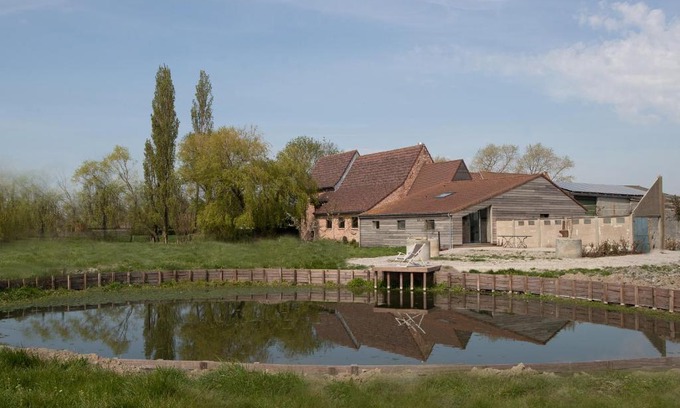 Pervijze House | Landelijk vakantiehuis in Diksmuide met een tuin en vijver