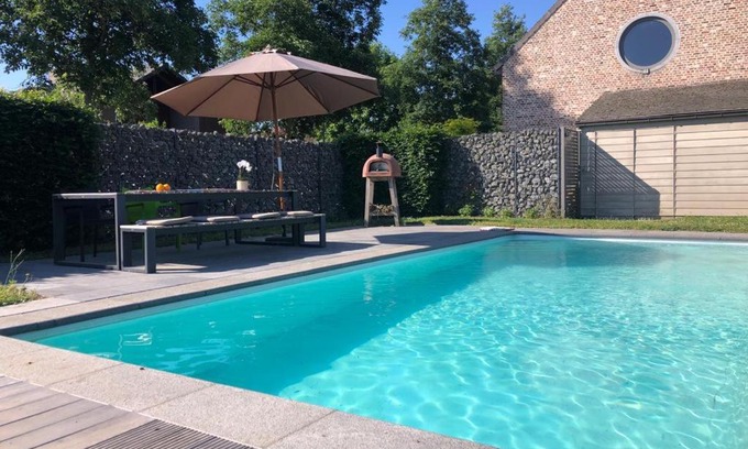 Meir House | landelijke villa met zwembad en gezellige openhaard