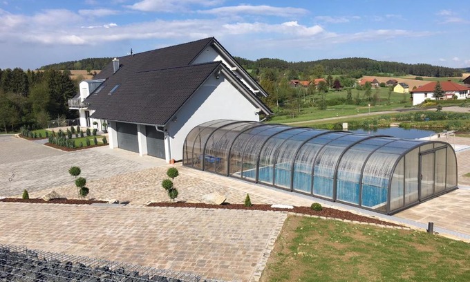 Neukirchen-Balbini Apartment | Landhaus Ferienwohnungen mit Pool und Wellness