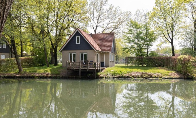 Westerbork House | Landhuis op mooi park aan het water