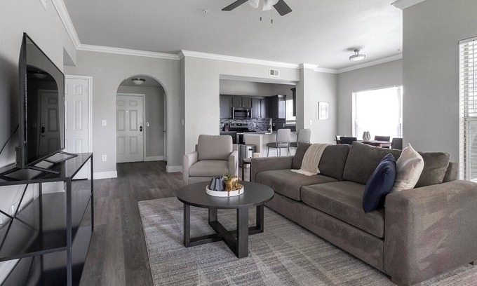 Richmond Apartment | Landing | Amazing 2BD, Pool, Gym