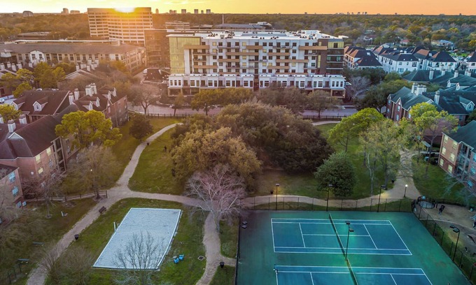 Houston Apartment | Landing | Amazing 2BD, Pool, Gym