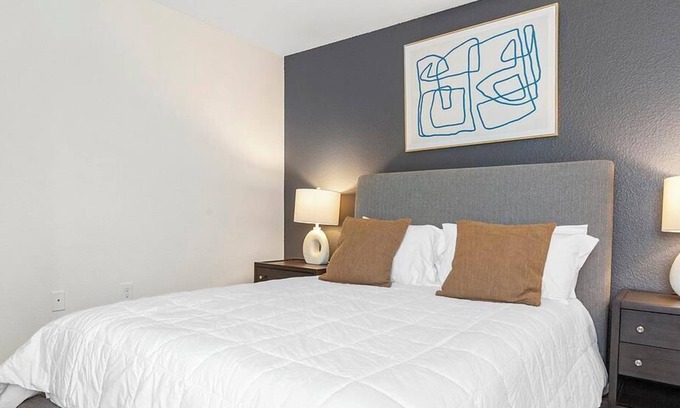 Fort Wayne Apartment | Landing at Island Club - 1 Bedroom in Downtown Fort Wayne