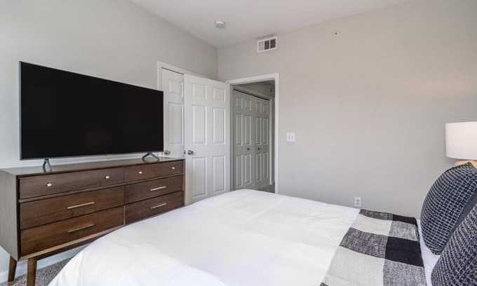 Lawrenceville Apartment | Landing at Parc at 980 - 2 Bedrooms in Downtown Lawrenceville
