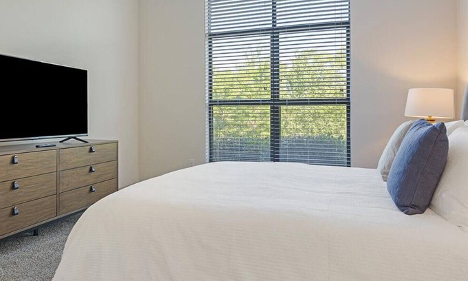Garland Apartment | Landing at The Hendry - 2 Bedrooms in Downtown Garland