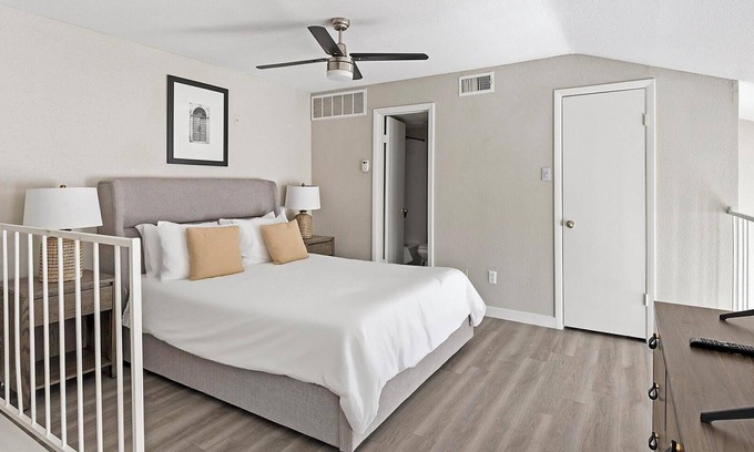 Fort Worth Apartment | Landing | Beautiful 1BD, Gym, Courtyard