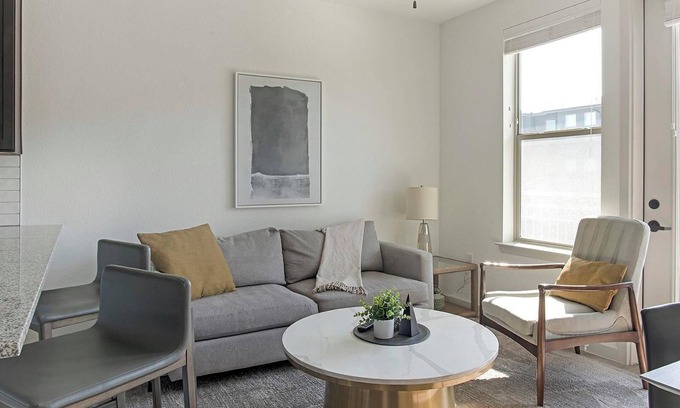 Dallas Apartment | Landing | Beautiful 1BD, Pool, Gym