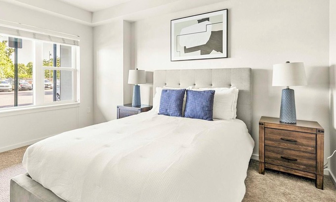 Hayden Island Apartment | Landing | Beautiful 1BD, Courtyard, Pool