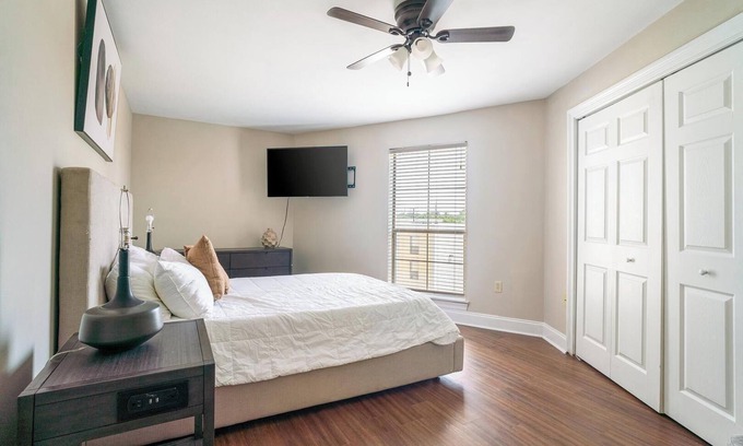 Mid City North Apartment | Landing | Beautiful 2BD, Gym, Pool