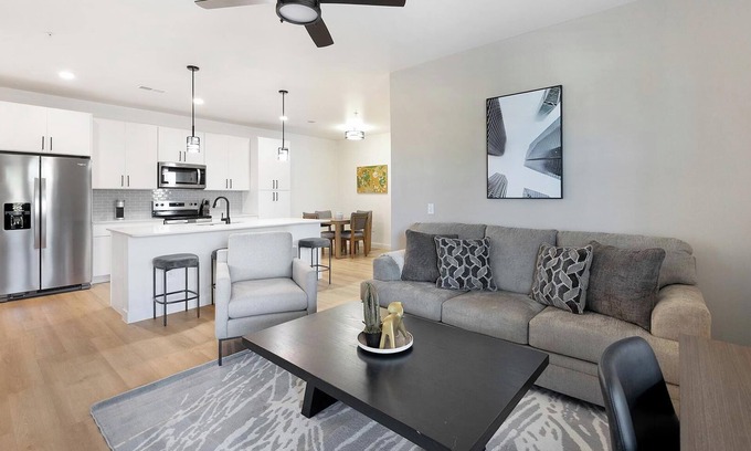 Casa Grande Apartment | Landing | Beautiful 2BD, Clubhouse, Pool