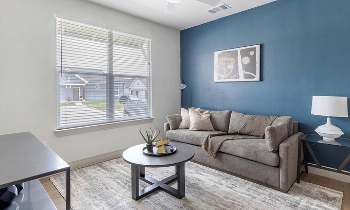 Tarrant County Apartment | Landing | Beautiful 2BD, Clubhouse, Gym
