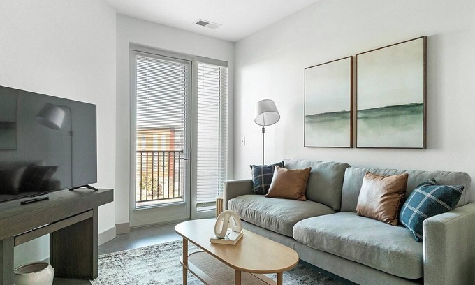 Richmond Apartment | Landing | Chic 1BD, Gym, Pool