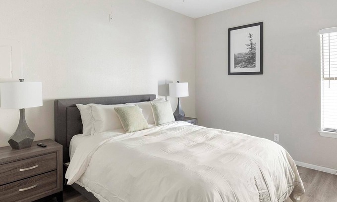 Fort Worth Apartment | Landing | Chic 1BD, Gym, Courtyard
