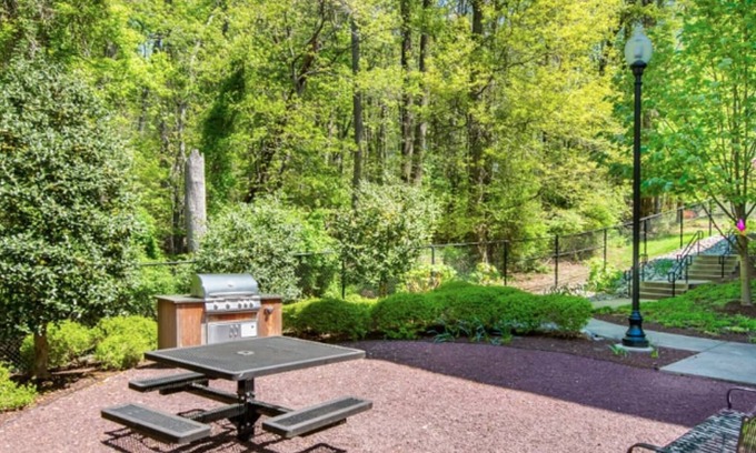 Chillum Apartment | Landing | Chic 1BD, Pool, Gym