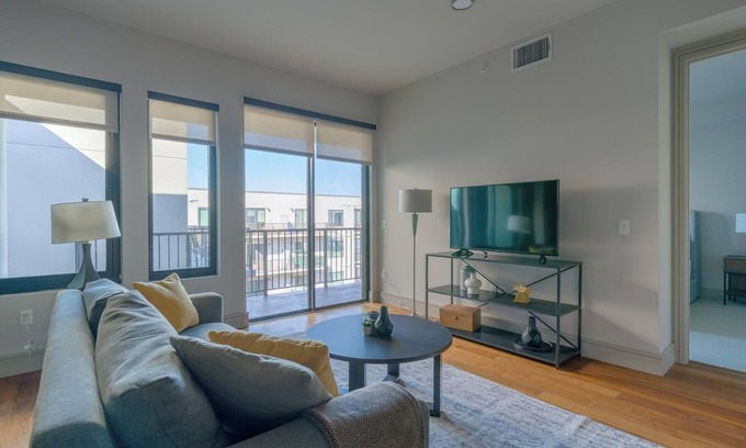 Houston Apartment | Landing | Chic 1BD, Pool, Tennis Court