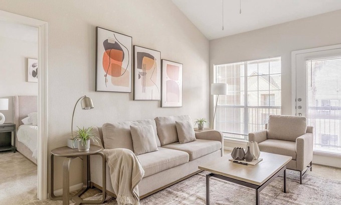 Southbelt/Ellington Apartment | Landing | Incredible 2BD, Pool, Gym