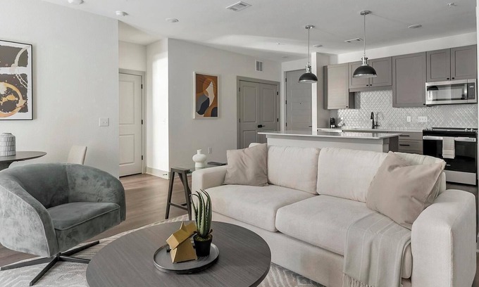 Houston Apartment | Landing | Incredible 2BD, Courtyard, Gym