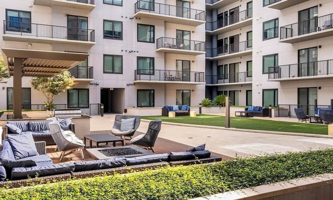Houston Apartment | Landing | Modern 1BD, Gym, Tennis Court