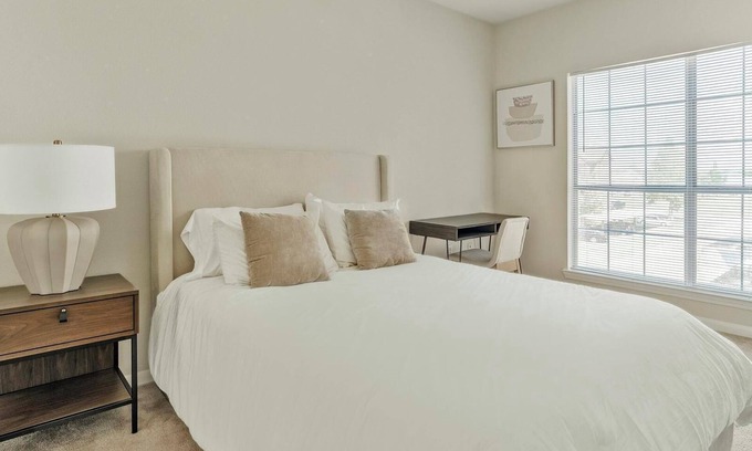 Southbelt/Ellington Apartment | Landing | Modern 1BD, Gym, Pool